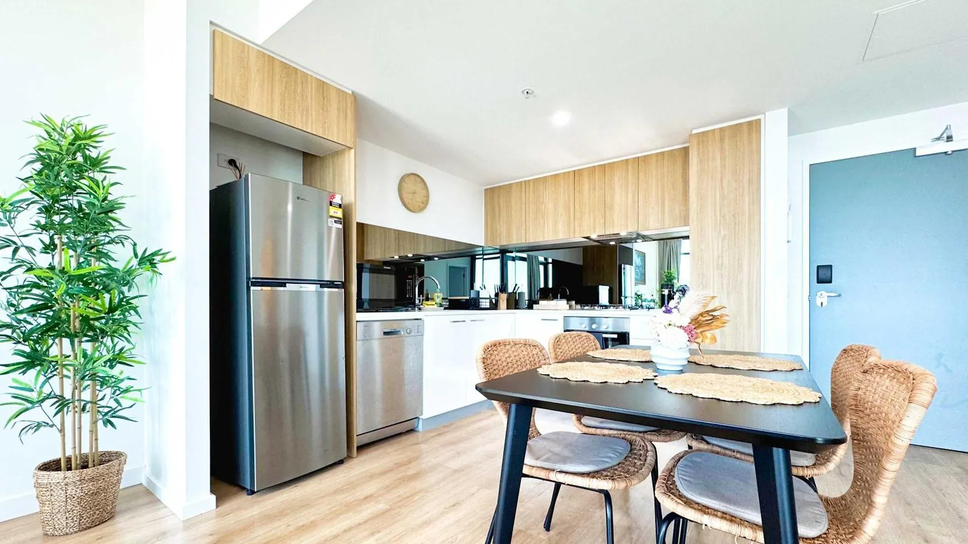 Beautiful Cambodian Inspired Apartment With Pool & Gym Adelaide